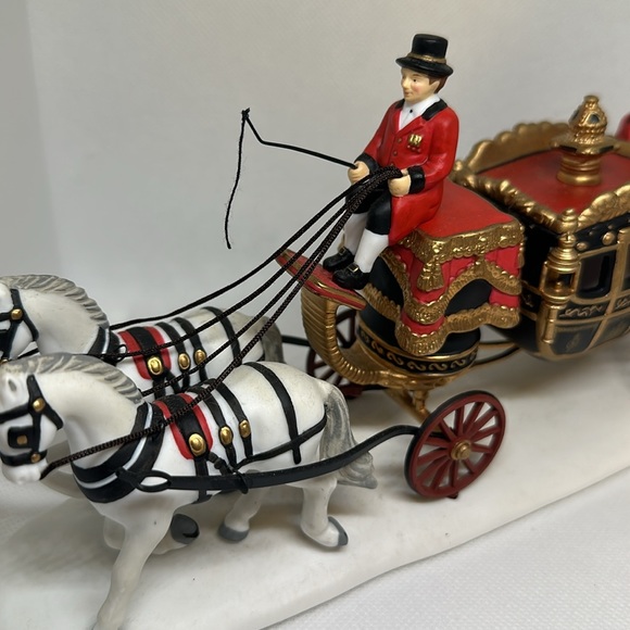 Retired Dickens Village Queen’s Parliamentary Coach - Picture 4 of 12